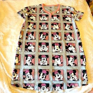 Disney night shirt size M like new